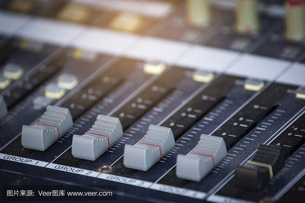 幻燈片調節音頻混音器的音量。工作室錄音設備